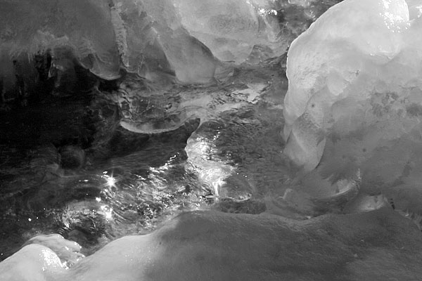 Zugefrorener Bachlauf