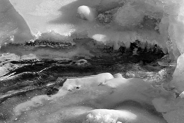 Zugefrorener Bachlauf