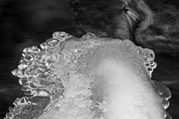 Zugefrorener Bachlauf