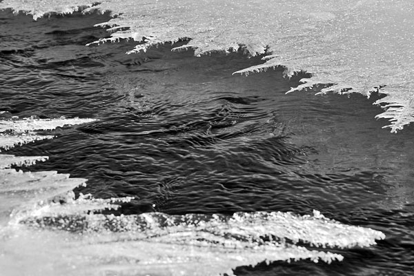 Zugefrorener Bachlauf