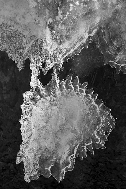 Eisplatte über dem Bachlauf