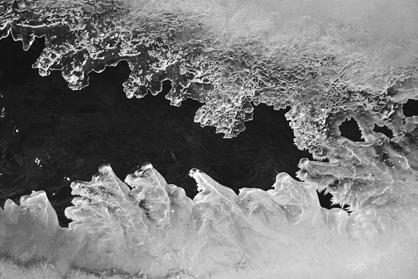 Eisplatte über dem Bachlauf