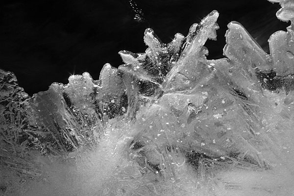 Eisplatte über dem Bachlauf