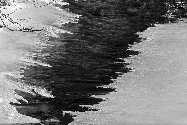 Eisplatte über dem Bachlauf