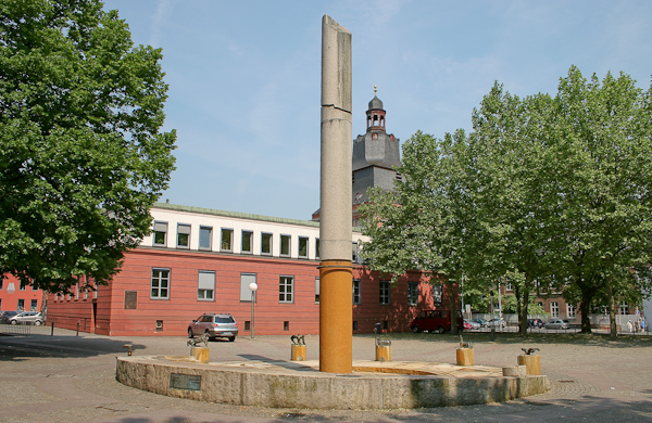 Gesamtaufnahme der großen Sonnenuhr auf dem Willy-Brandt-Platz in Trier