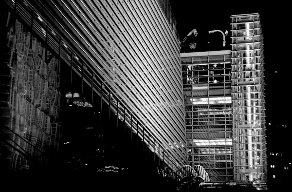 Nachtaufnahme eines Gebäudekomplexes in Shanghai