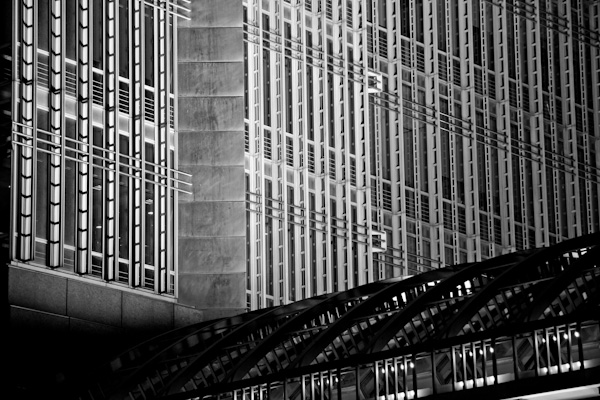 Nachtaufnahme eines Gebäudekomplexes in Shanghai