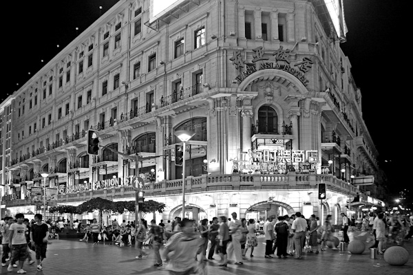 Nachtaufnahme eines Gebäudes in der Nanjing-Road in Shanghai