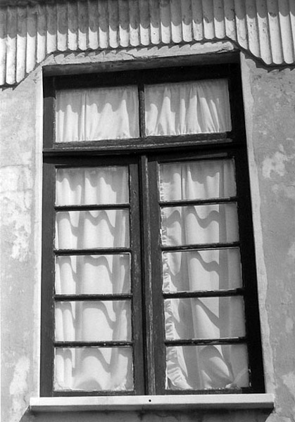 Altes Fenster im Sonnenschein